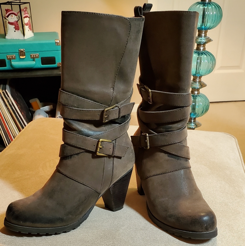 Levity Notice Boots